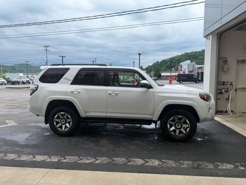 Certified 2022 Toyota 4Runner TRD Off-Road Premium AWD/4WD image 6