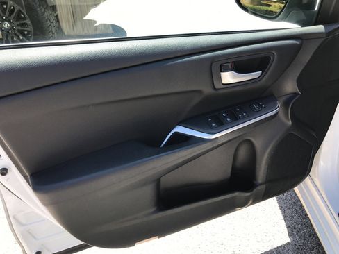 Used 2015 Toyota Camry SE FWD image 12