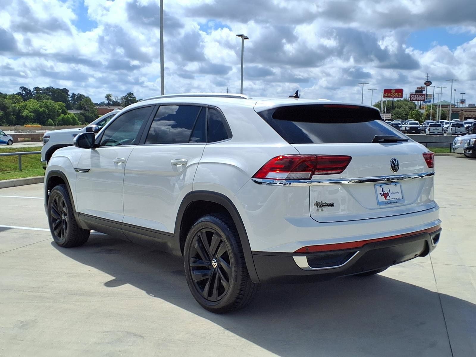 Used 2022 Volkswagen Atlas Cross Sport SE FWD image 2