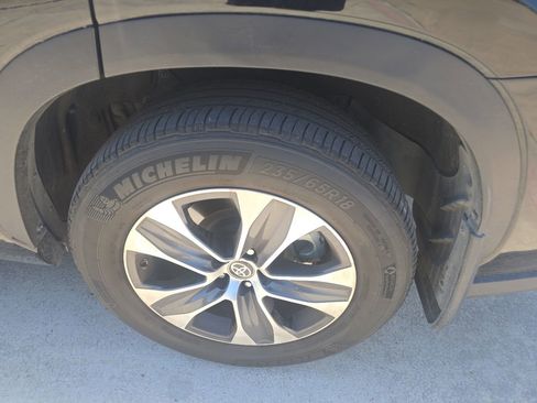 Used 2023 Toyota Highlander XLE FWD image 13