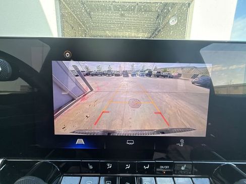 Used 2024 Chevrolet Colorado Z71 w/ Z71 Convenience Package 2 image 17