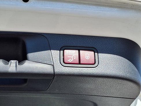 Used 2023 Mercedes-Benz GLB 250 4MATIC w/ Premium Package image 23