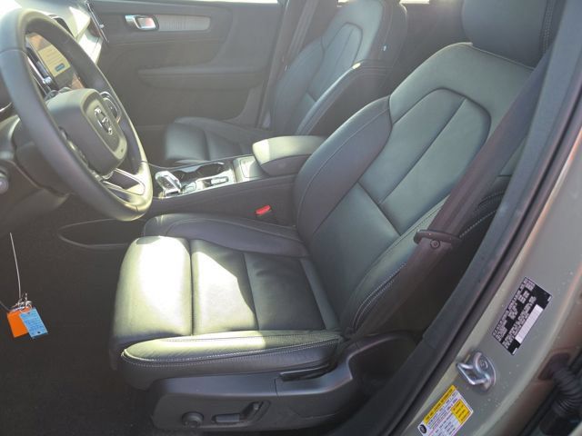 Used 2024 Volvo XC40 B5 Plus AWD/4WD image 8