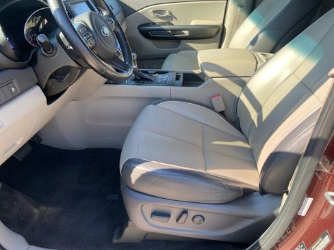 Used 2017 Kia Sedona LX w/ LX Essentials Premium Package FWD image 11