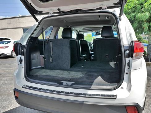 Used 2018 Toyota Highlander SE w/ Carpet Mat Package (TMS) AWD/4WD image 17