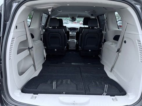 Used 2023 Chrysler Pacifica Touring-L FWD image 11