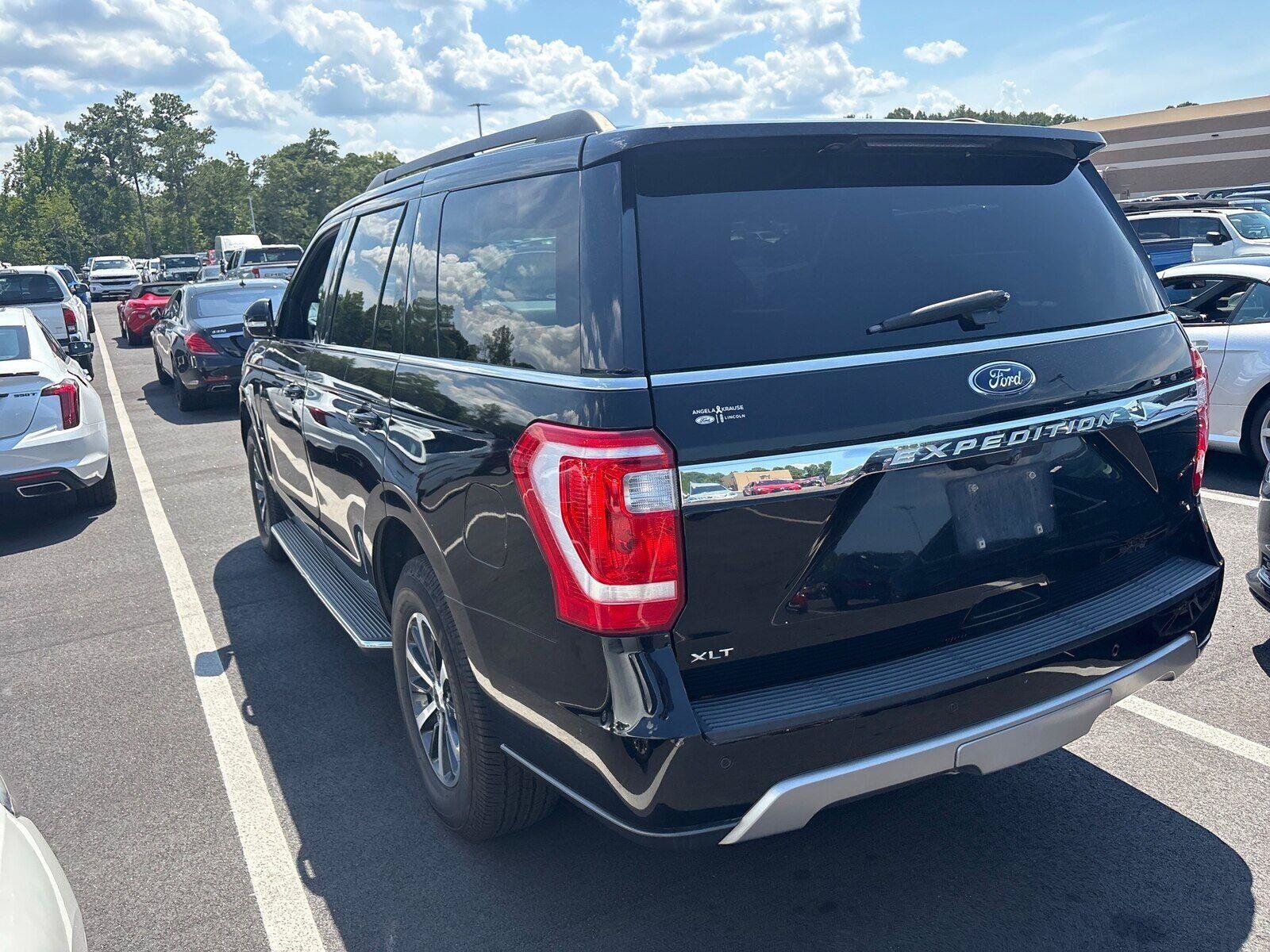 Used 2018 Ford Expedition XLT w/ Equipment Group 202A AWD/4WD image 2