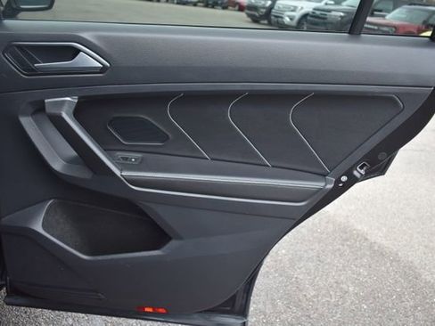 Used 2023 Volkswagen Tiguan SE image 40