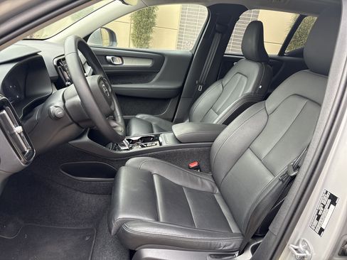 Used 2025 Volvo XC40 B5 Plus image 16