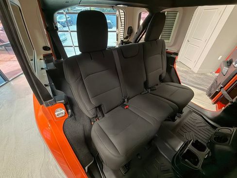 Used 2018 Jeep Wrangler Unlimited Sahara w/ Cold Weather Group AWD/4WD image 5