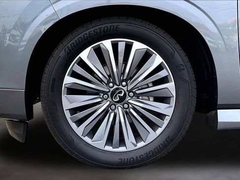 Used 2025 INFINITI QX80 Sensory image 9