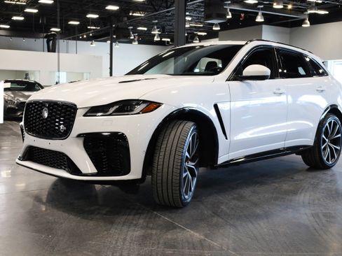 Used 2023 Jaguar F-PACE SVR image 3