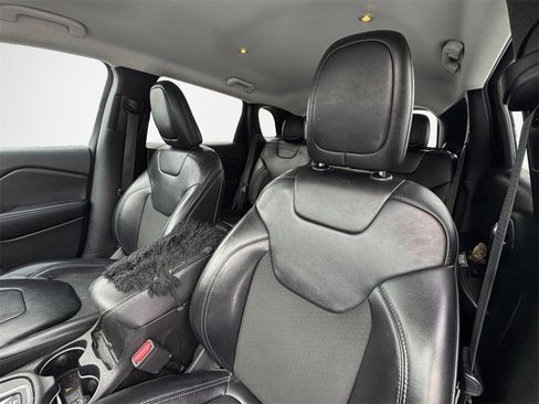 Certified 2019 Jeep Cherokee Latitude Plus w/ Cold Weather Group image 20