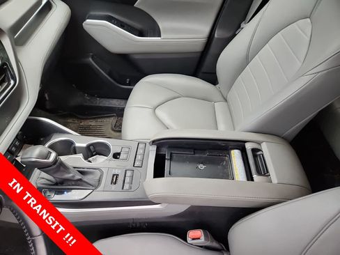 Used 2021 Toyota Highlander XLE image 11