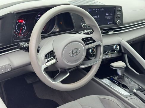 Used 2021 Hyundai Elantra SEL image 15