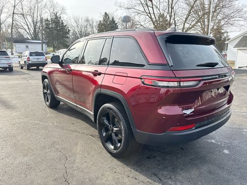 Used 2024 Jeep Grand Cherokee Limited w/ Black Appearance Package image 5