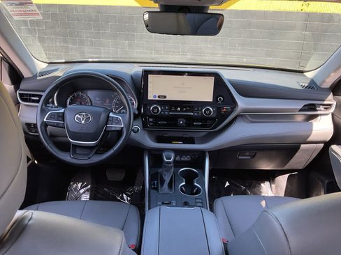 Used 2023 Toyota Highlander XLE FWD image 18