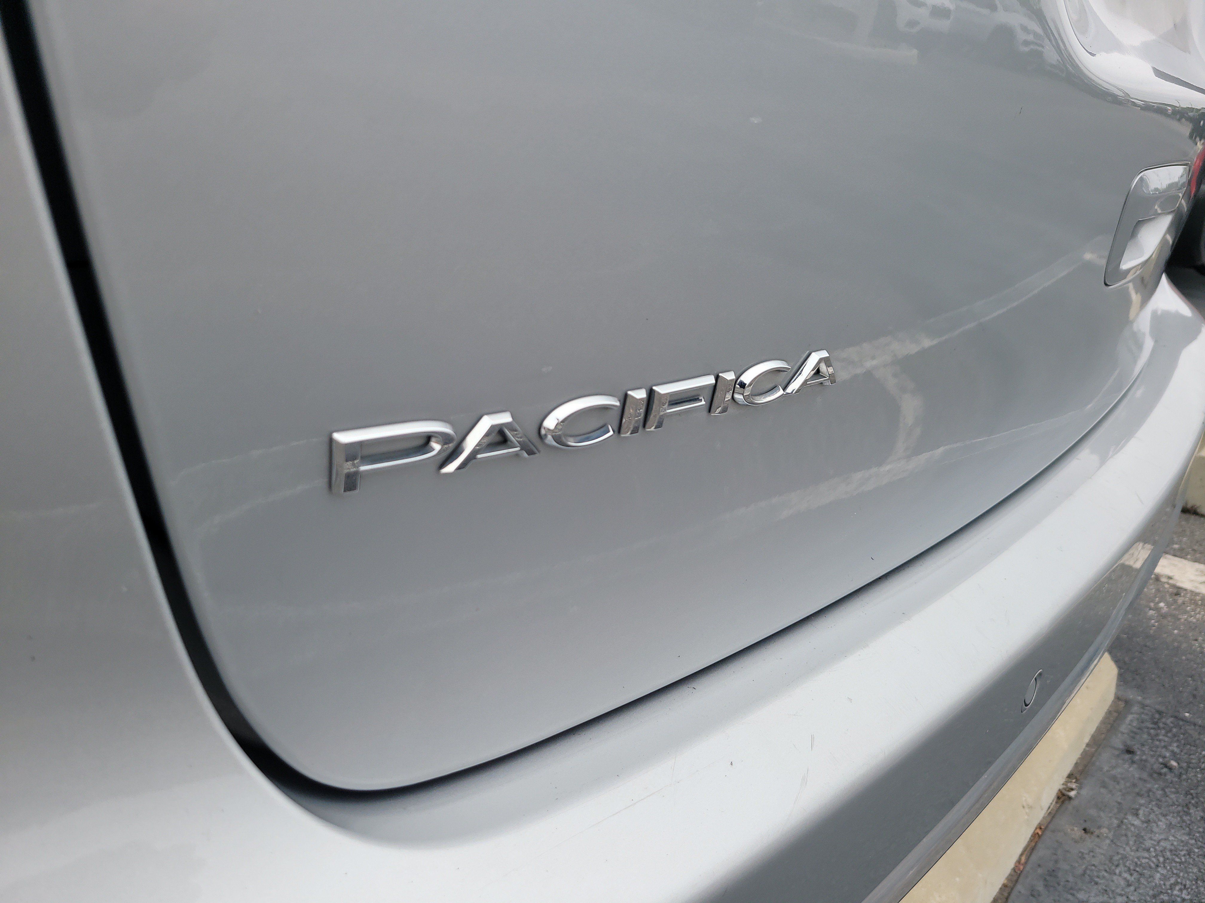 Used 2024 Chrysler Pacifica Touring-L FWD image 7
