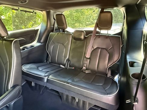 Used 2025 Chrysler Pacifica Limited FWD image 16