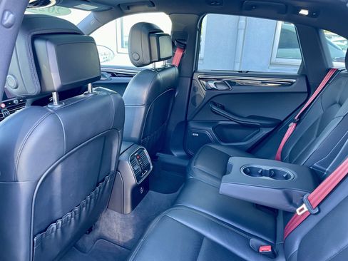 Used 2022 Porsche Macan AWD/4WD image 30