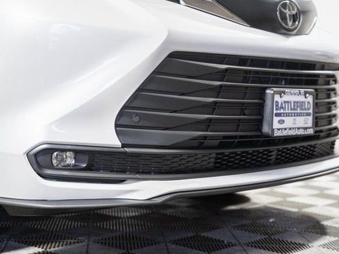 New 2026 Toyota Sienna XLE image 17