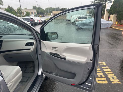 Used 2013 Toyota Sienna LE FWD image 20