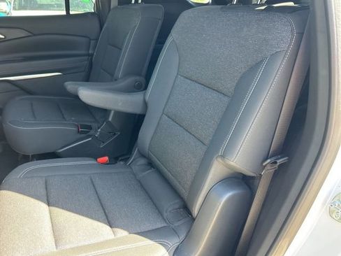Used 2025 Chevrolet Traverse LT w/ Driver Confidence Package image 9