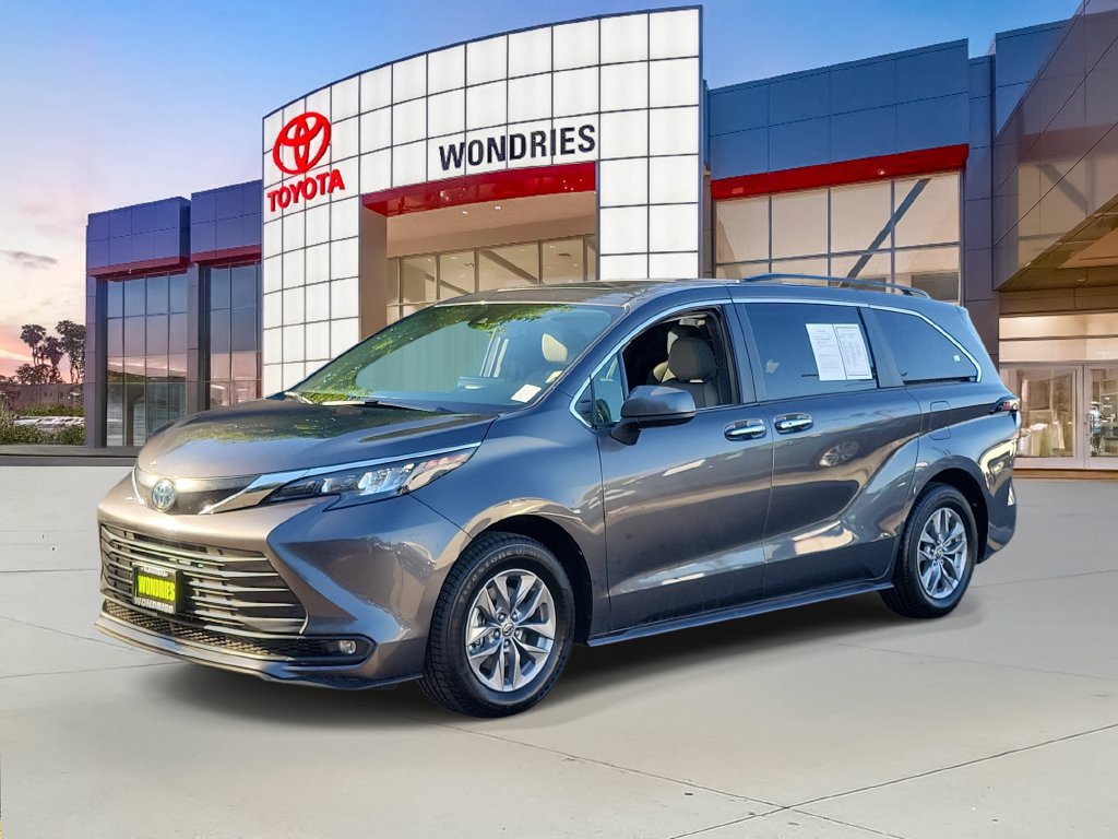 Used 2025 Toyota Sienna XLE FWD image 2