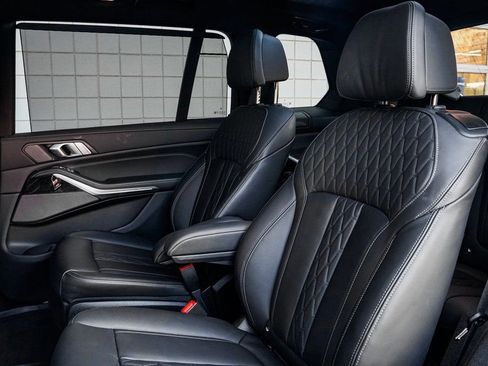 Used 2025 BMW X7 M60i image 19