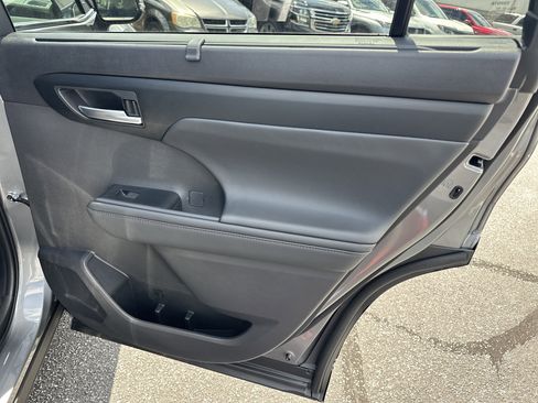 Used 2025 Toyota Highlander XLE AWD/4WD image 18