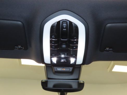 Certified 2025 Porsche Macan AWD/4WD image 31