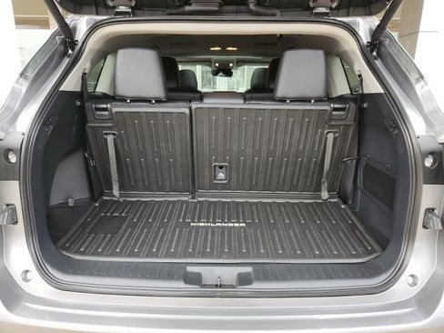 Used 2025 Toyota Highlander XLE image 24