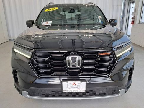 Used 2025 Honda Pilot TrailSport image 3