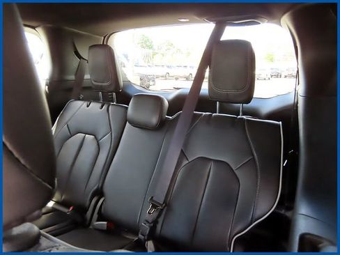 Certified 2025 Chrysler Pacifica Limited FWD image 11