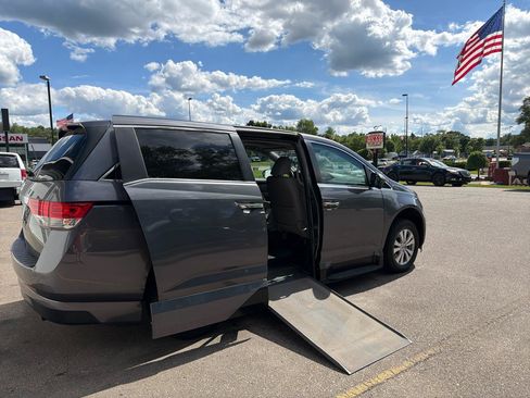 Used 2018 Dodge Grand Caravan SE FWD image 16