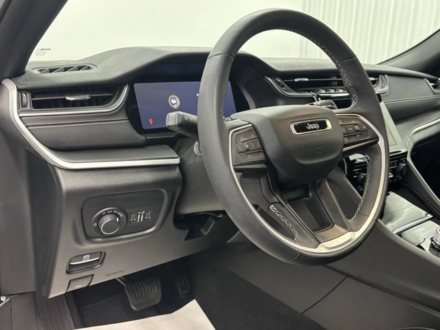 Used 2023 Jeep Grand Cherokee Altitude AWD/4WD image 16