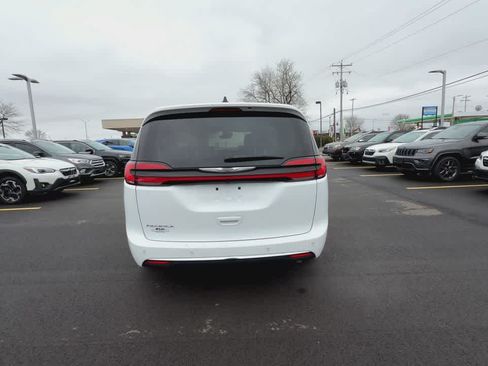 Used 2024 Chrysler Pacifica Touring-L FWD image 7