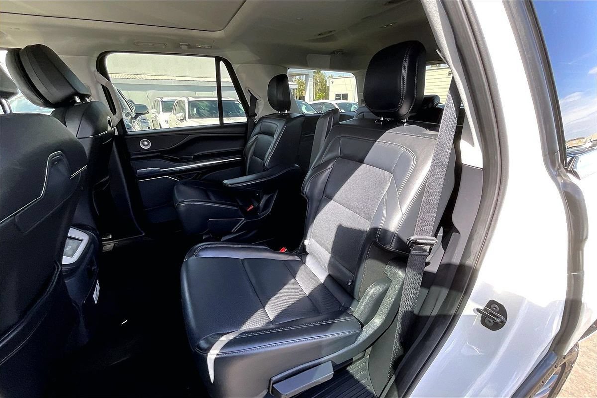 Used 2025 Lincoln Navigator Reserve AWD/4WD image 16