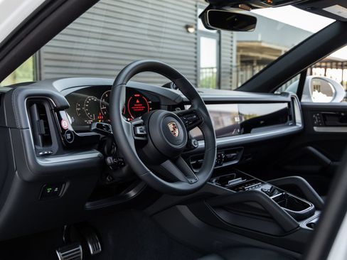 Certified 2026 Porsche Cayenne S AWD/4WD image 4