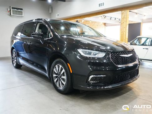 Used 2022 Chrysler Pacifica Touring-L image 3