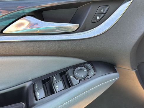 Used 2019 Buick Enclave Essence AWD/4WD image 12
