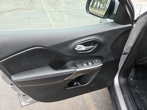 Used 2019 Jeep Cherokee Latitude Plus w/ Cold Weather Group image 21