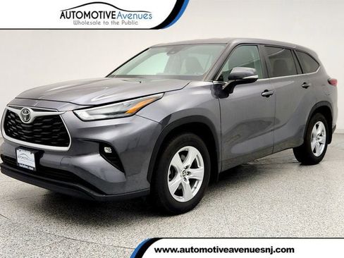 Used 2024 Toyota Highlander LE AWD/4WD image 1