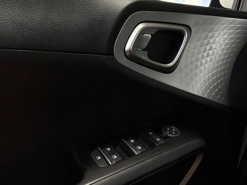 Used 2025 Kia Soul LX w/ LX Technology Package FWD image 19