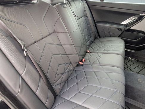 Used 2023 BMW i7 xDrive60 image 32