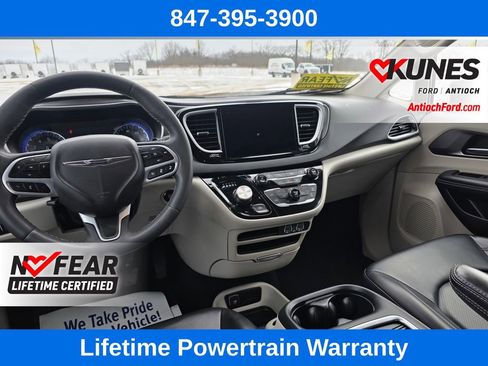 Used 2023 Chrysler Pacifica Touring-L image 36