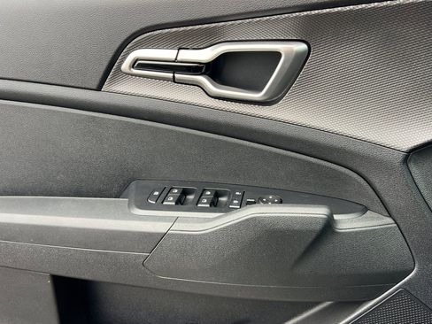 Certified 2025 Kia Sportage LX image 11