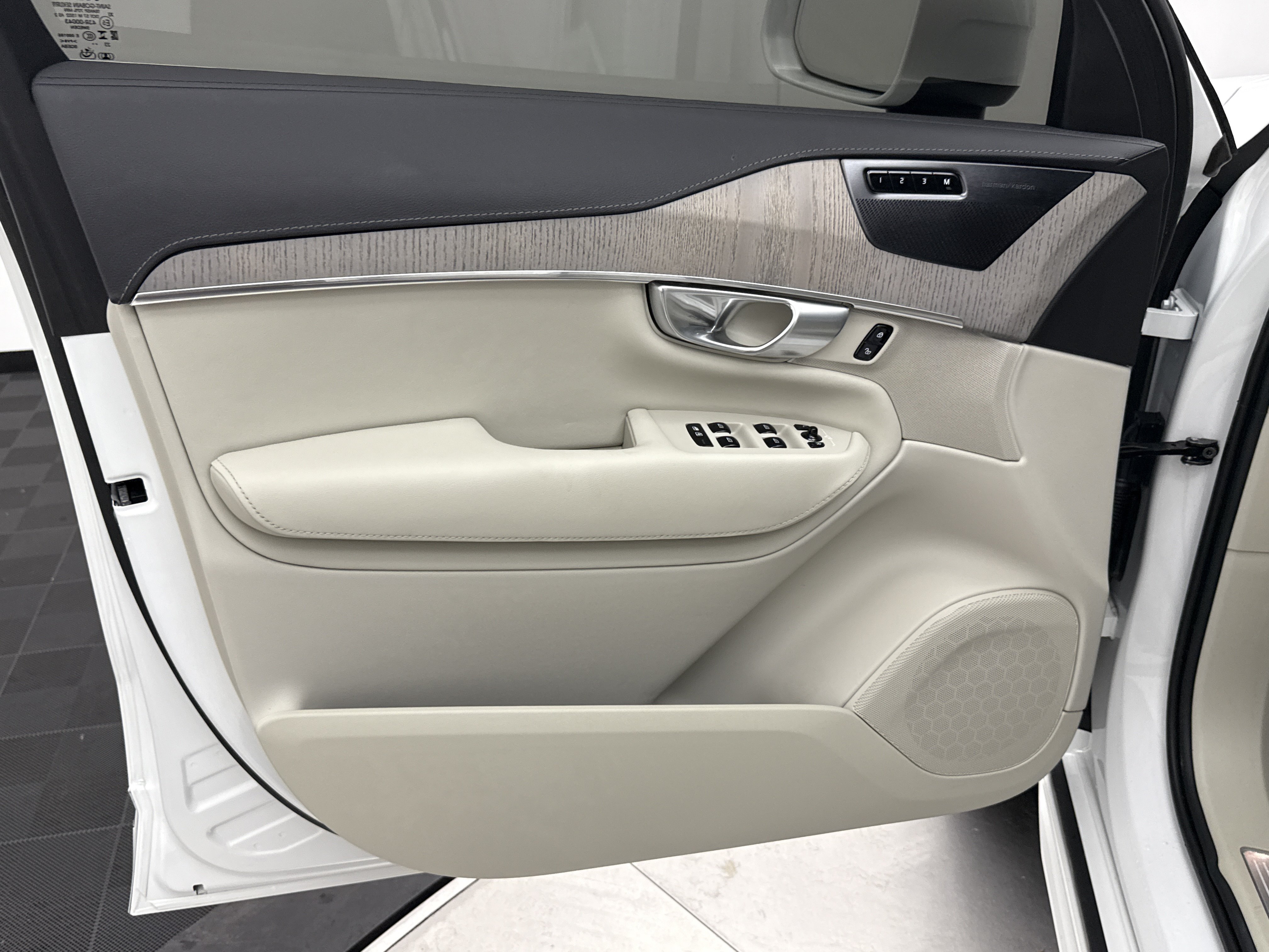 Certified 2024 Volvo XC90 B6 Ultimate w/ Protection Package Premier AWD/4WD image 10