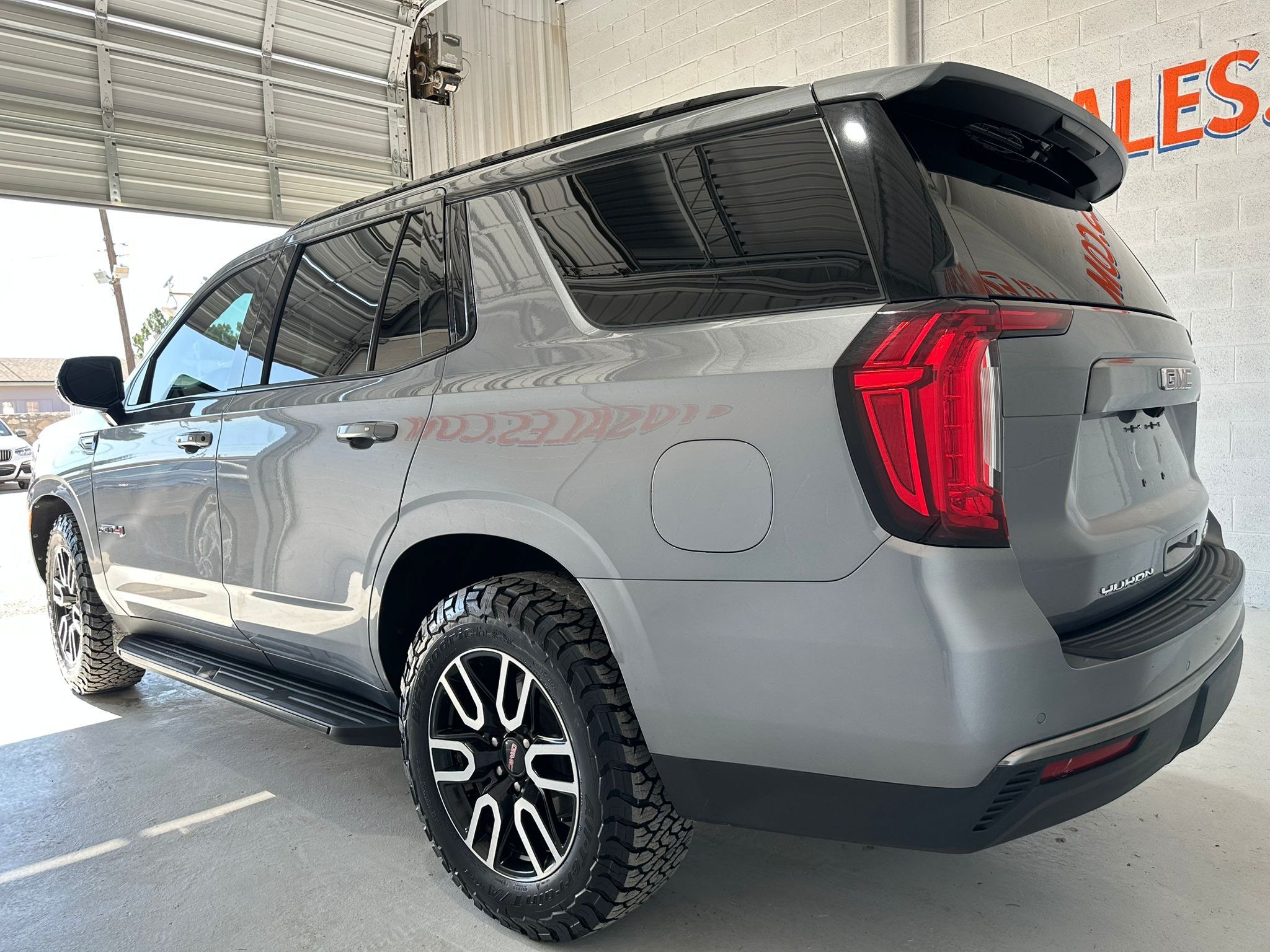 Used 2022 GMC Yukon AT4 AWD/4WD image 3