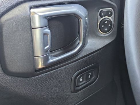 Used 2025 Jeep Wrangler Unlimited Sahara AWD/4WD image 43